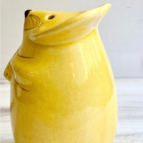 Yellow mouse holding a piece of cheese is perfect for holding Parmesan cheese. - Picture 7 of 8